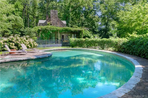 $3,995,000 | 21 Woods Road, Palisades, NY 10964