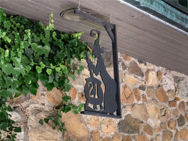 a view of yard with green space