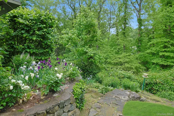 $3,995,000 | 21 Woods Road, Palisades, NY 10964