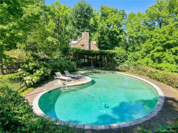 $3,995,000 | 21 Woods Road, Palisades, NY 10964