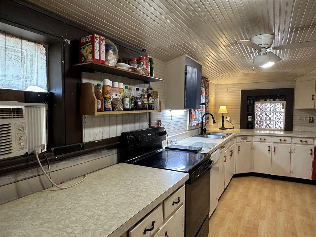513 West Main Street Wauchula, FL 33873 - Photo 25 of 43 a kitchen with granite countertop a sink and a stove