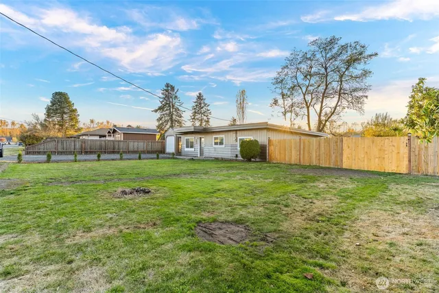 a view of a house with backyard