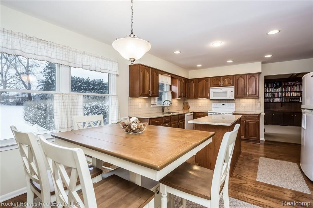 5060 Tree Hill Road Grand Blanc, MI 48439 - Photo 11 of 47 013-Breakfast_Nook-5281746-medium.jpg