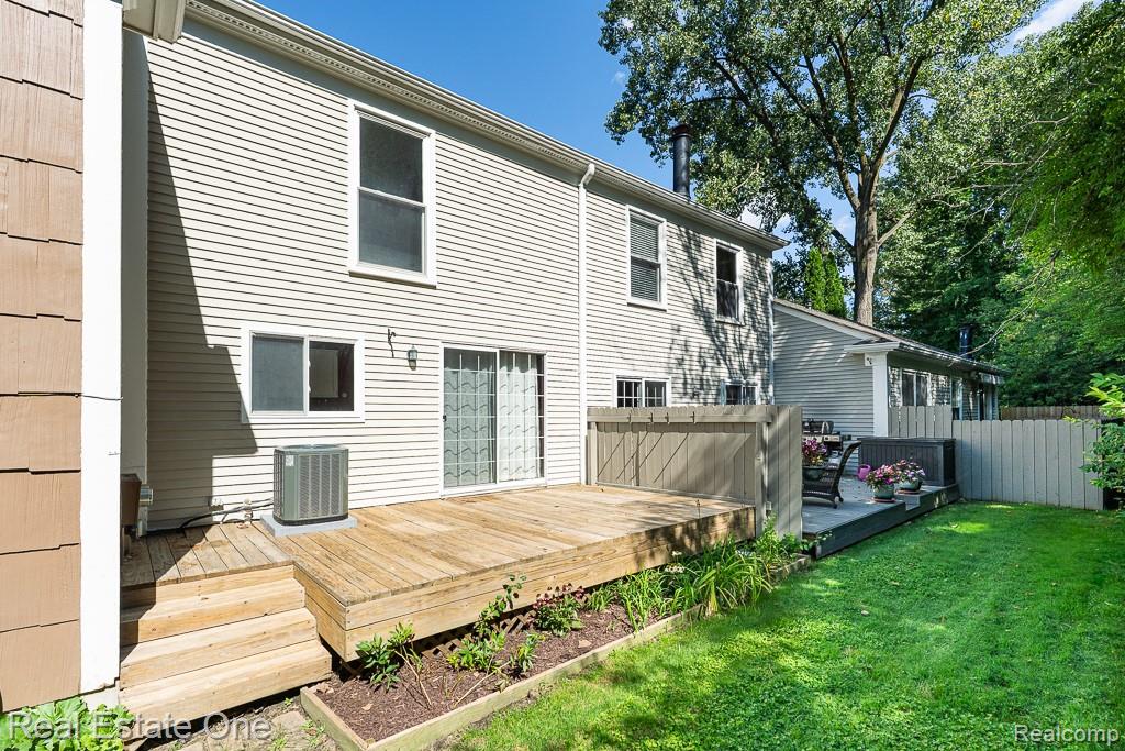 1312 Brook Lane Rochester Hills, MI 48306 - Photo 2 of 22
