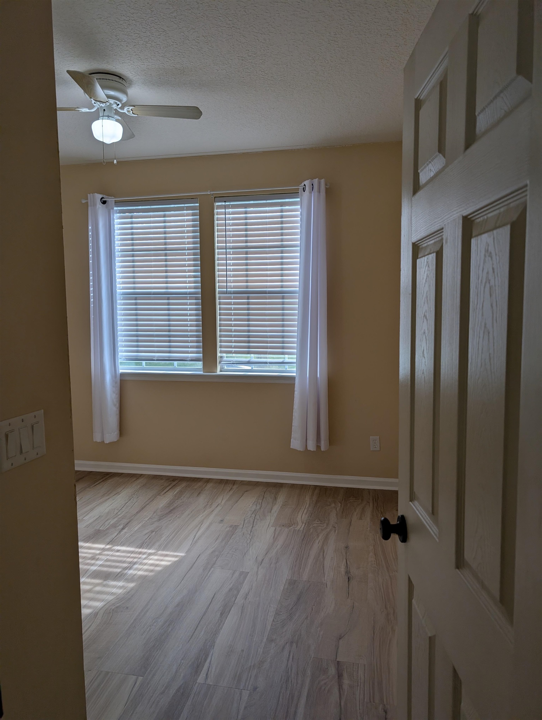 133 Camden Cay Drive St. Augustine, FL 32086 - Photo 18 of 33 an empty room with wooden floor cabinet and windows