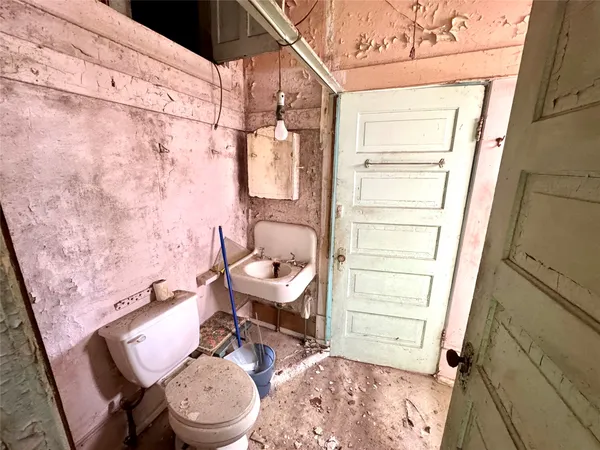a view of empty room with window
