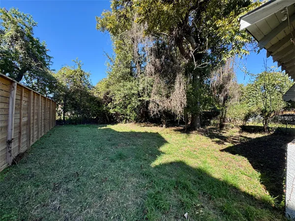 a view of a house with backyard