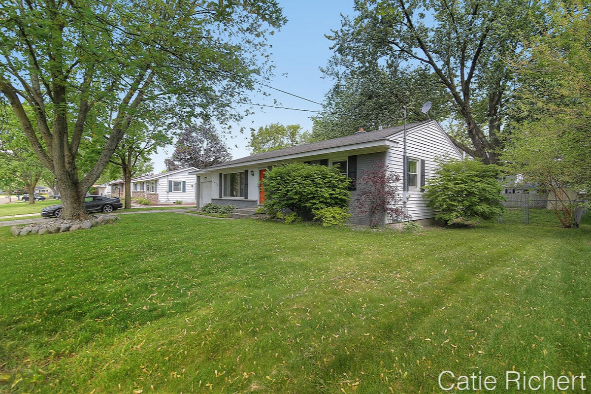 1671 Fairview Street Jenison, MI 49428 - Photo 3 of 26 IMG_1670