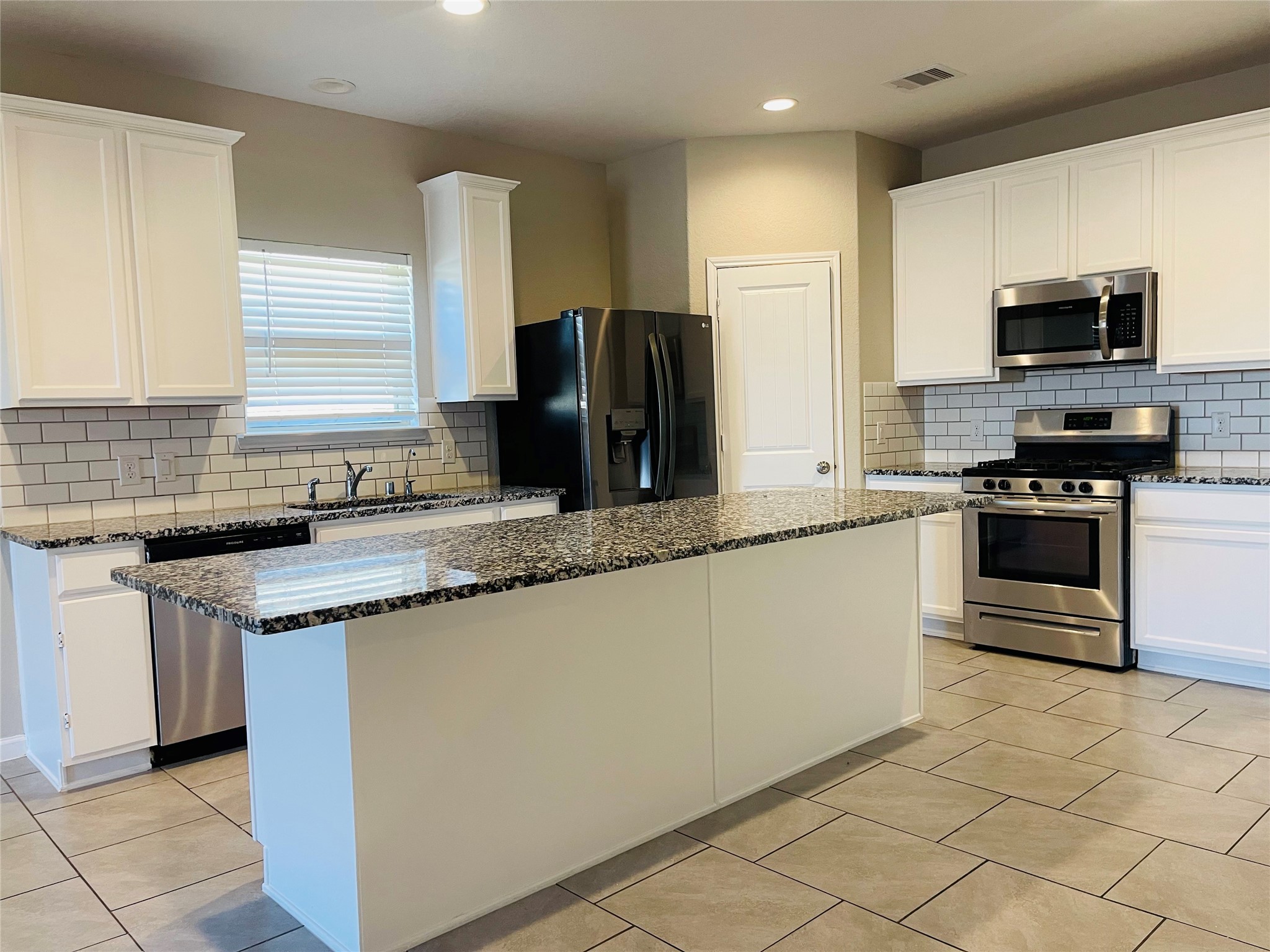 719 Ashley Falls Lane Rosharon, TX 77583 - Photo 3 of 15