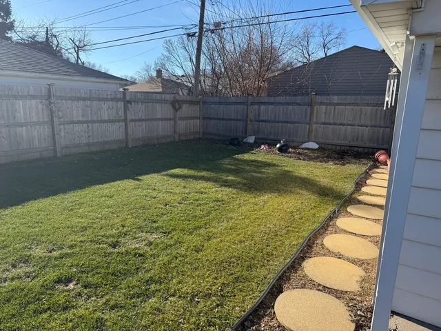 a view of a backyard