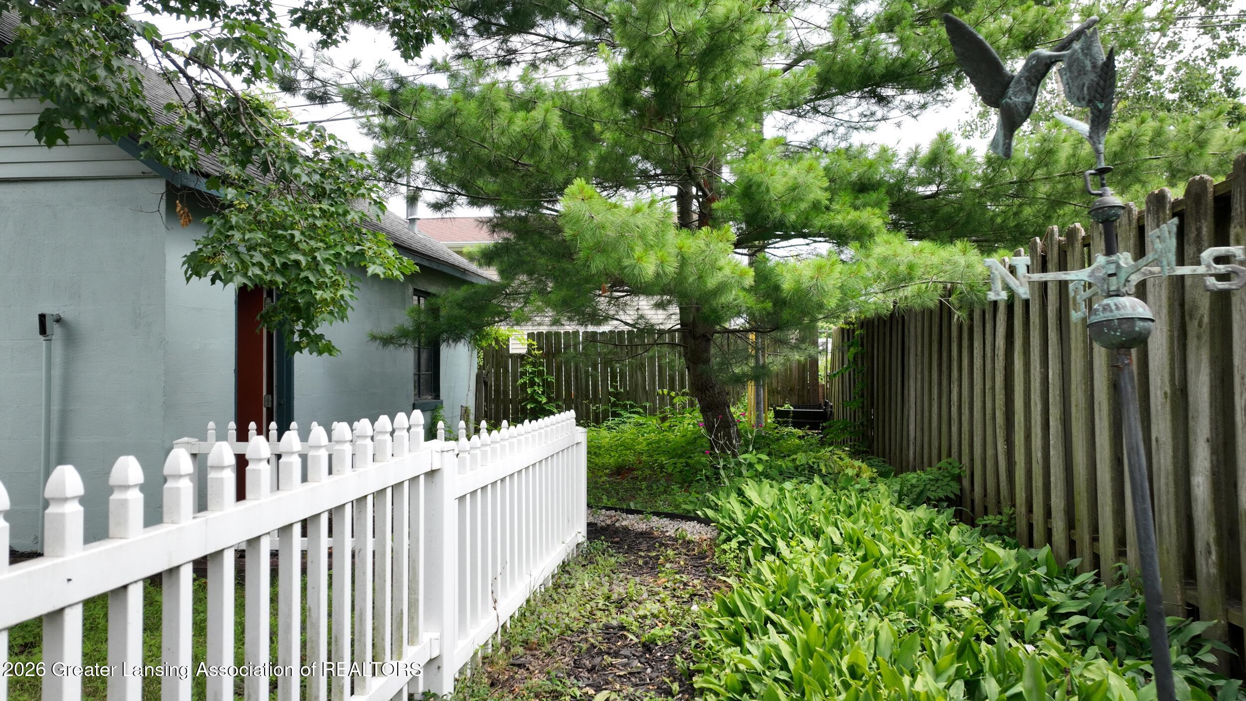 2409 Alpha Street Lansing, MI 48910 - Photo 36 of 46 Fenced Dogrun