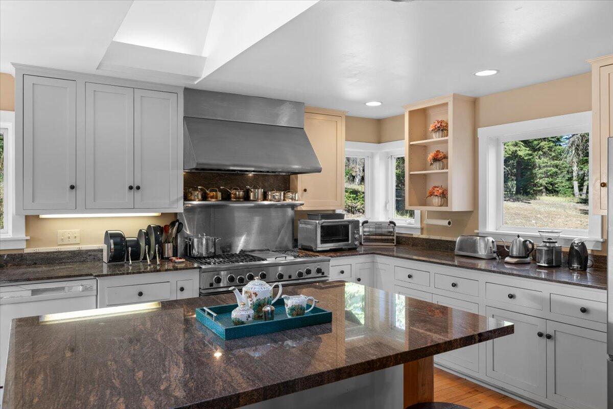 7670 Hyatt Prairie Road Ashland, OR 97520 - Photo 9 of 49 Close up of kitchen island