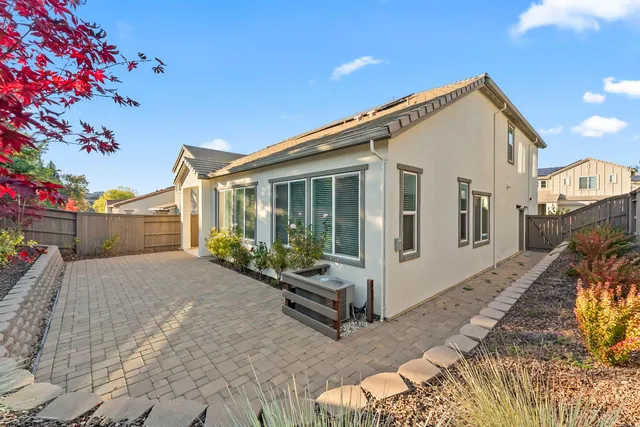 a view of a house with backyard