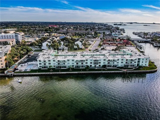 $2,200 | 464 North Paula Drive, Unit 323, Dunedin, FL 34698