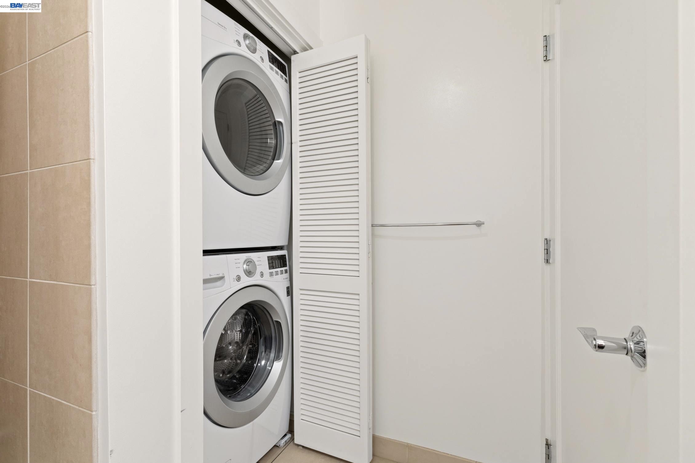 585 Ninth Street, Unit 443 Oakland, CA 94607 - Photo 19 of 32 a utility room with dryer and washer