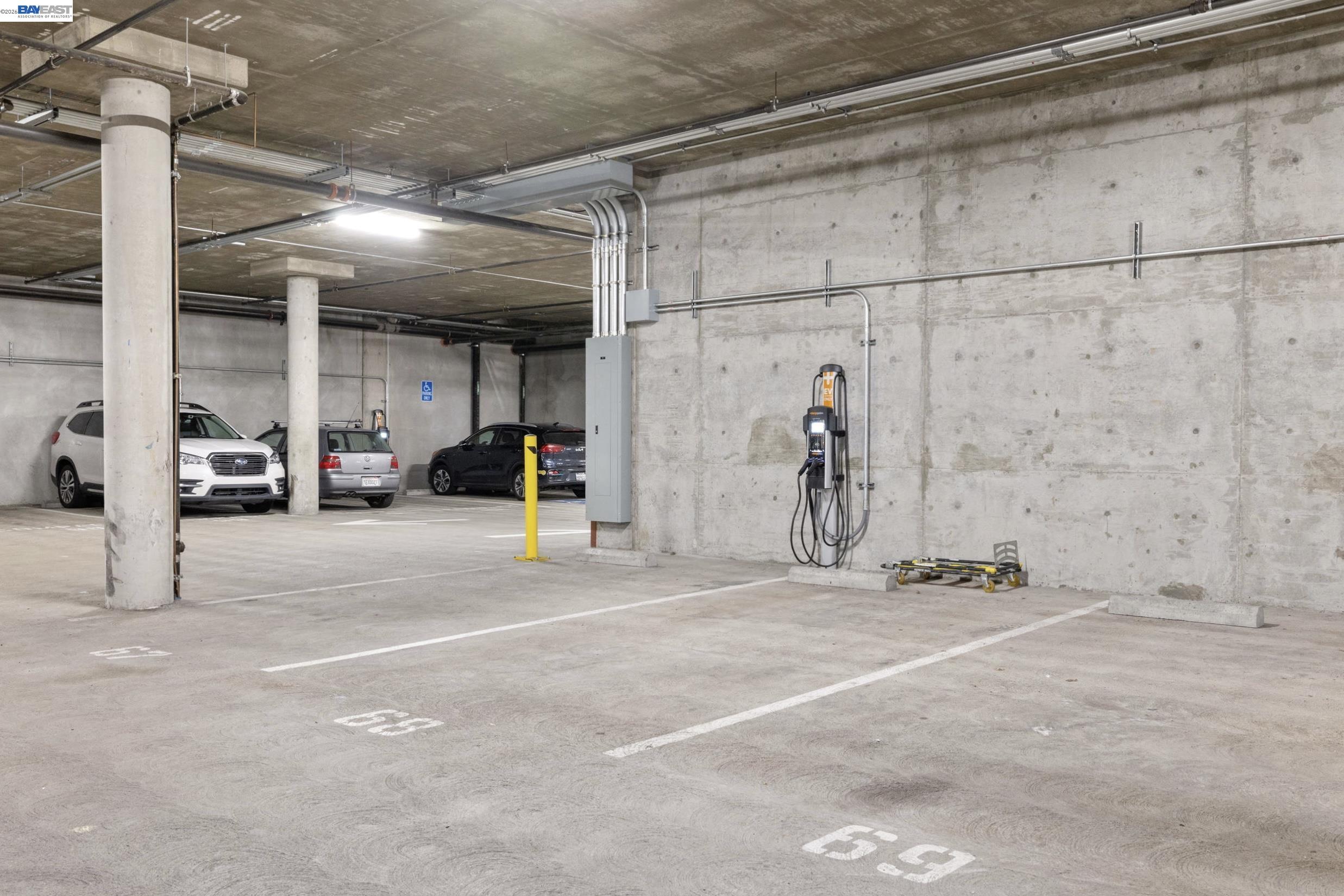 585 Ninth Street, Unit 443 Oakland, CA 94607 - Photo 29 of 32 a view of parking area