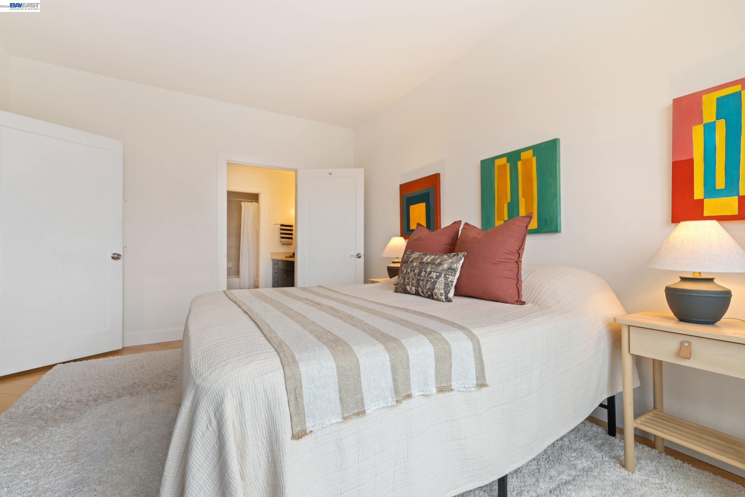 585 Ninth Street, Unit 443 Oakland, CA 94607 - Photo 10 of 32 a bedroom with a bed and a window
