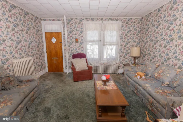 a view of entryway with livingroom