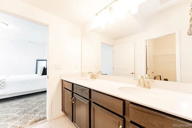 a en suite bathroom with a sink and a mirror