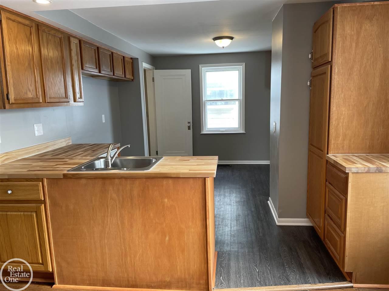 8144 Harding Street Center Line, MI 48015 - Photo 16 of 56 50065165-15.JPG