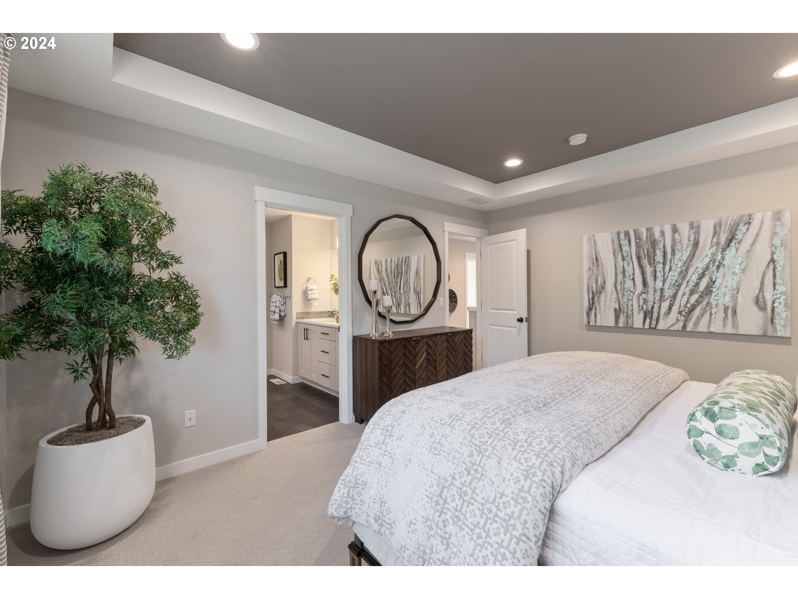 8711 North 3rd Street, Unit 40 Ridgefield, WA 98642 - Photo 11 of 16 a bedroom with a bed and a potted plant