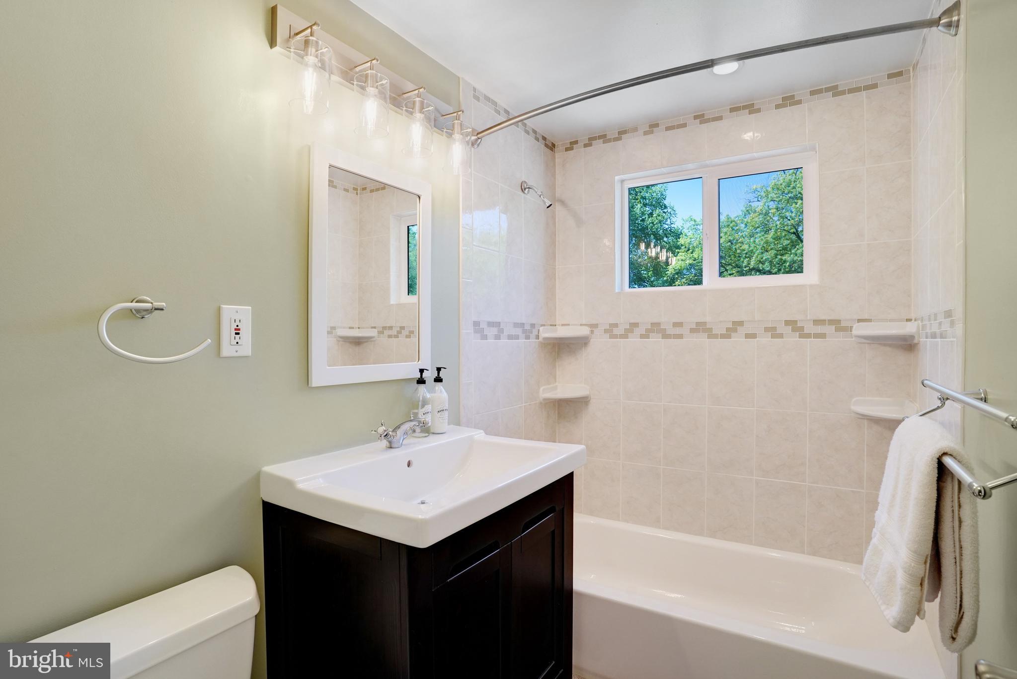 5300 Kings Park Drive Springfield, VA 22151 - Photo 34 of 62 a bathroom with a sink a toilet and a bathtub