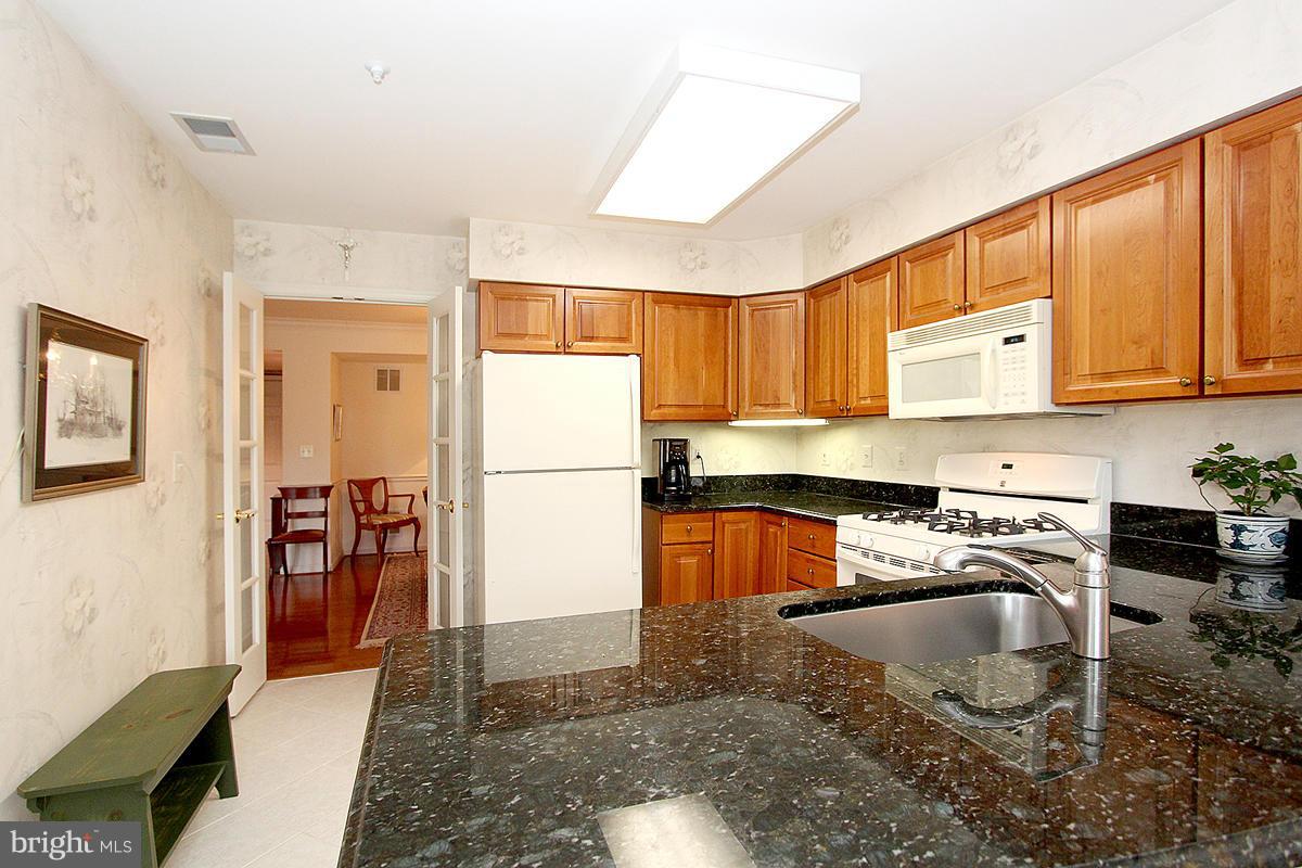12320 Rosslare Ridge Road, Unit 402 Lutherville-Timonium, MD 21093 - Photo 8 of 29 Kitchen