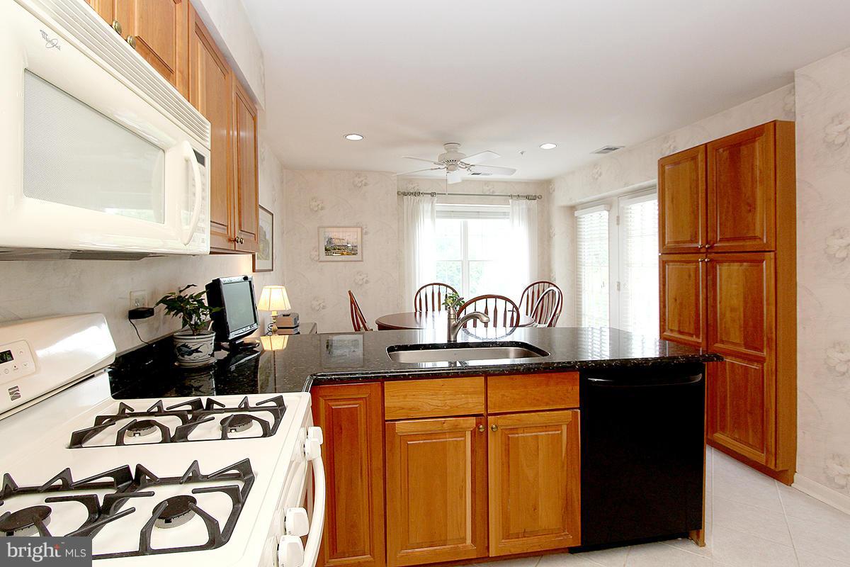 12320 Rosslare Ridge Road, Unit 402 Lutherville-Timonium, MD 21093 - Photo 9 of 29 Kitchen