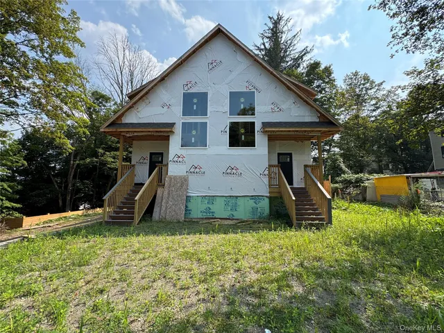 a view of a house with backyard