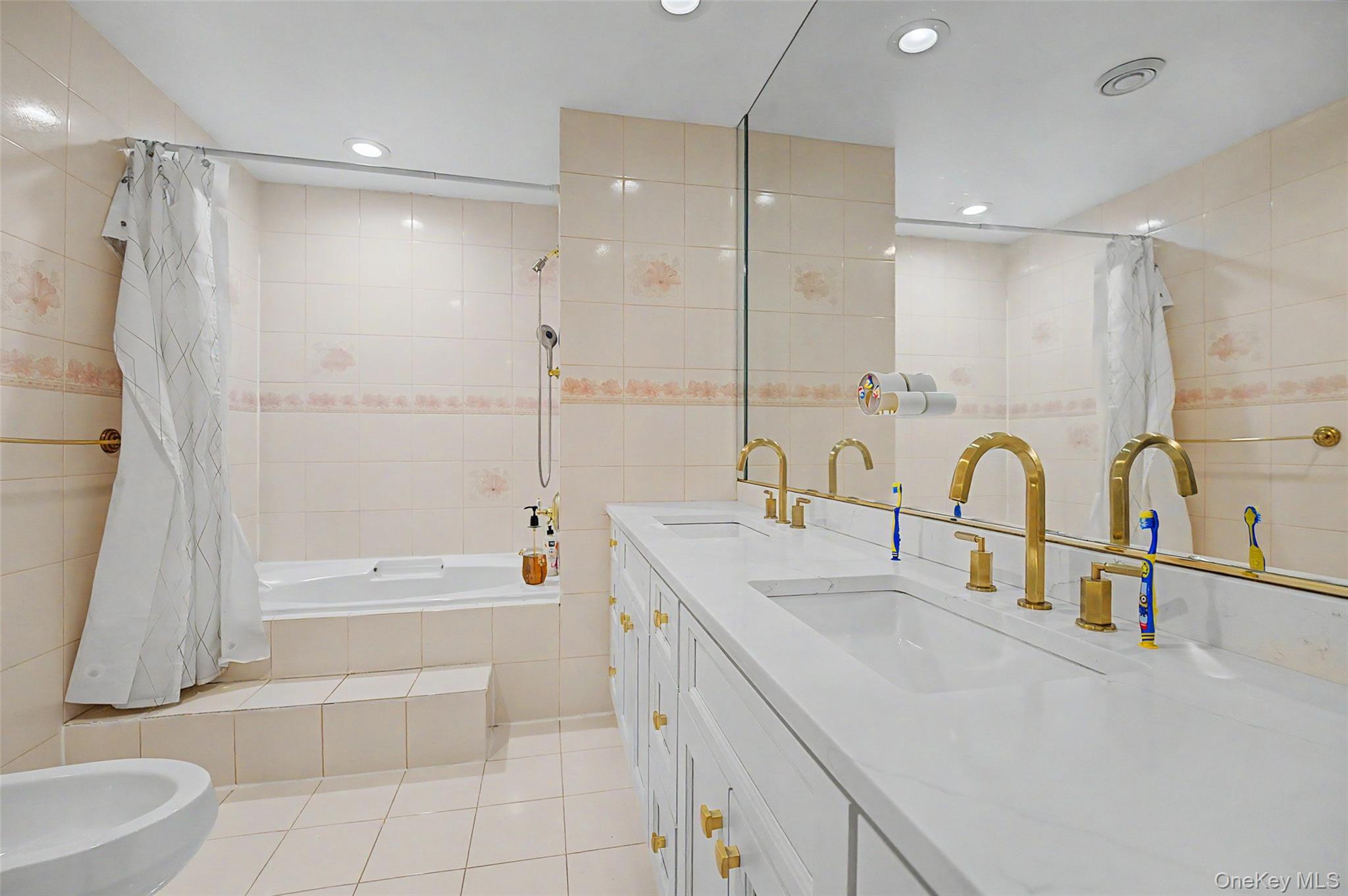 117 Plainview Road Woodbury, NY 11797 - Photo 26 of 39