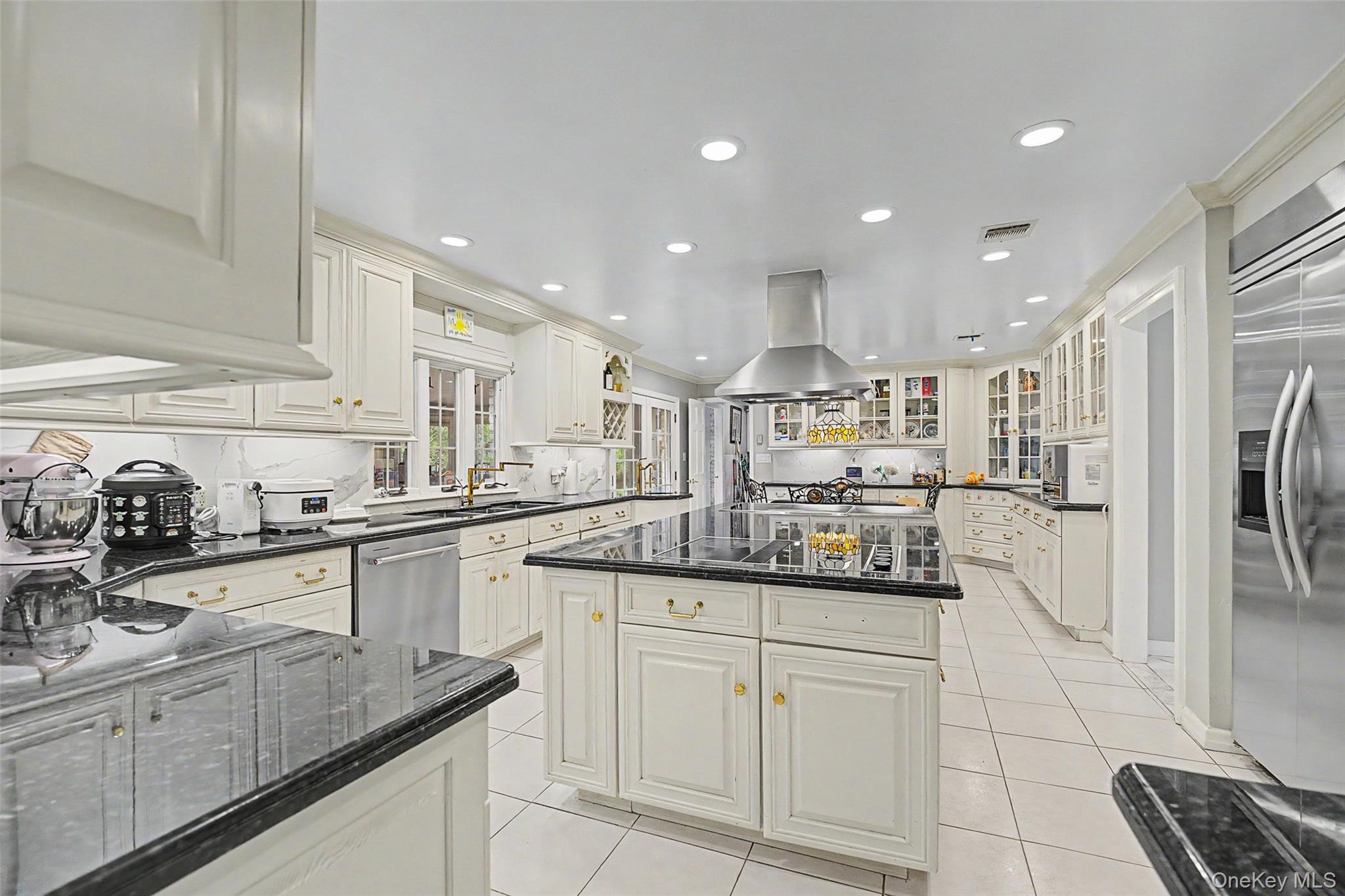 117 Plainview Road Woodbury, NY 11797 - Photo 32 of 39