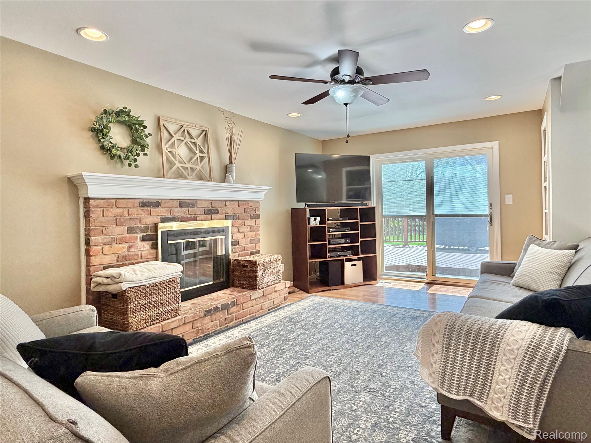 5028 Aintree Road Rochester, MI 48306 - Photo 16 of 51 Family room with walkout to deck