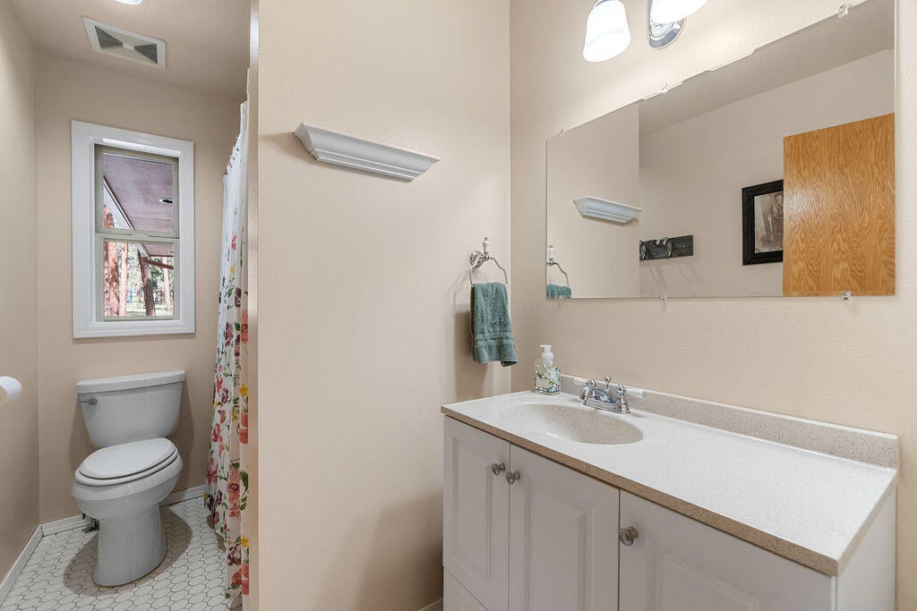 69660 Omaha Road Sisters, OR 97759 - Photo 17 of 45 Full bath on main