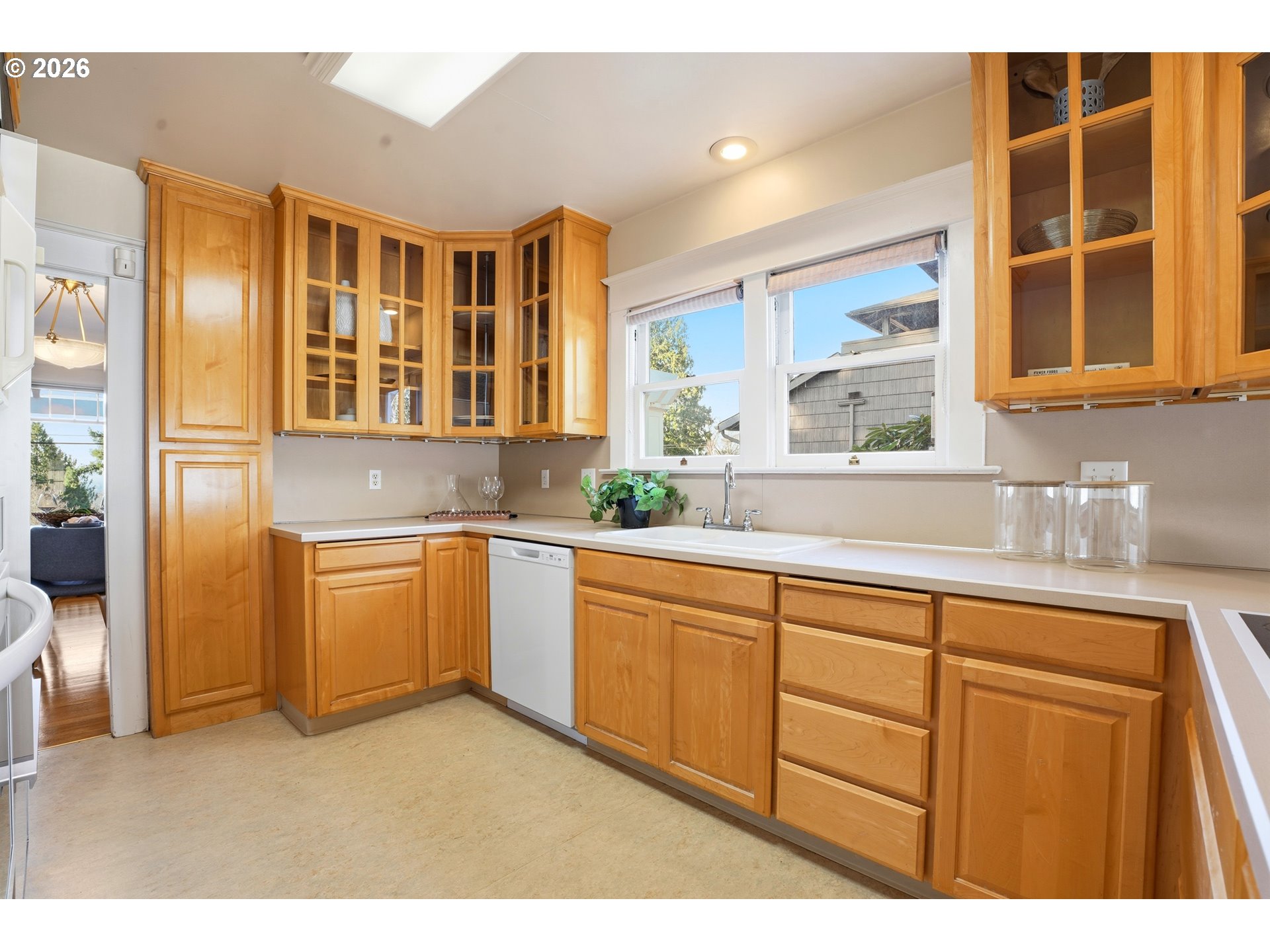 6908 Southwest 33rd Place Portland, OR 97219 - Photo 11 of 44