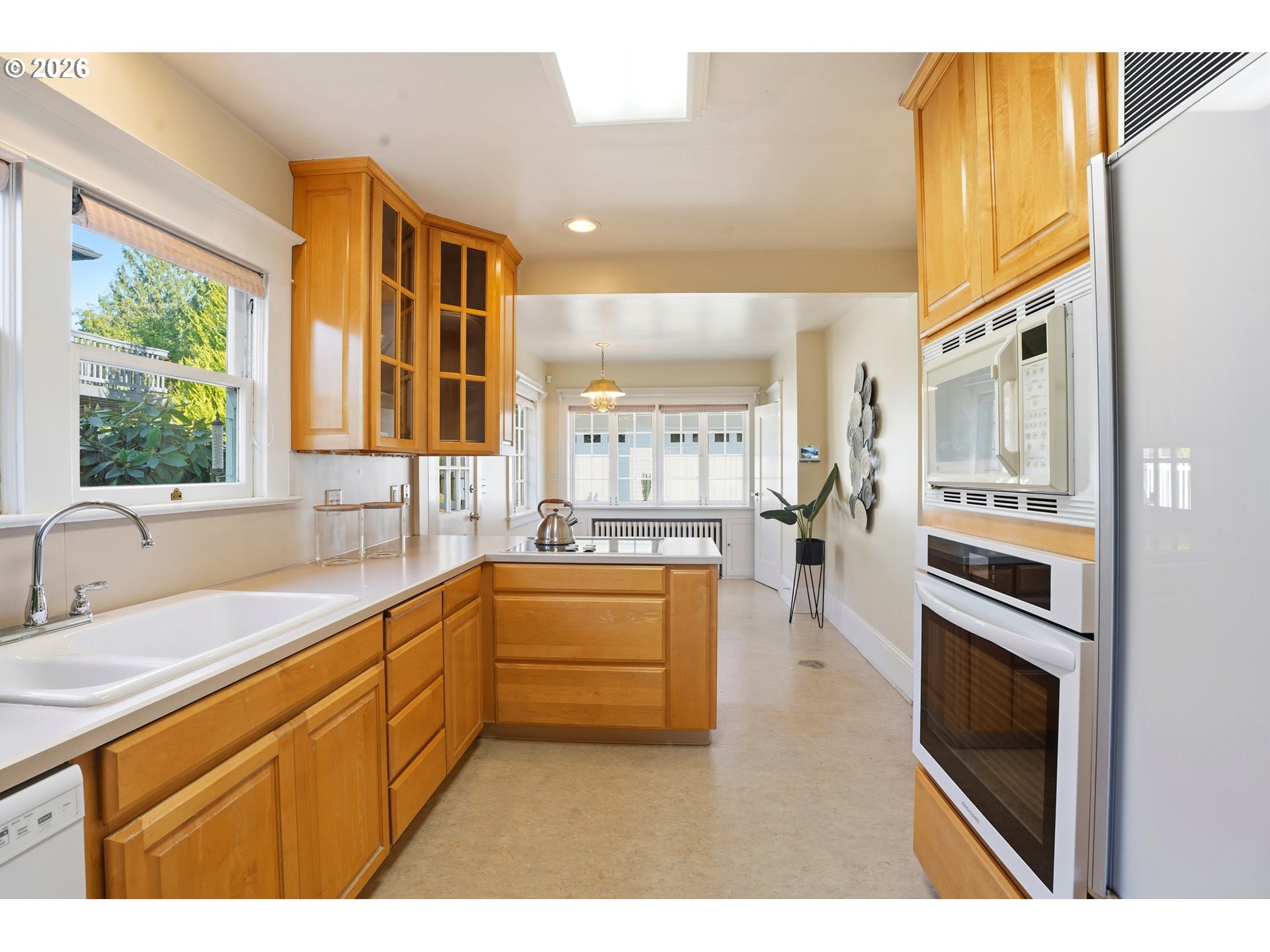 6908 Southwest 33rd Place Portland, OR 97219 - Photo 10 of 44