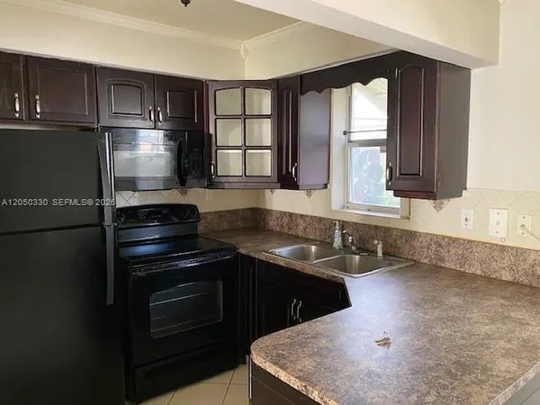 $1,400 | 2210 Taylor Street, Unit 103, Hollywood, FL 33020