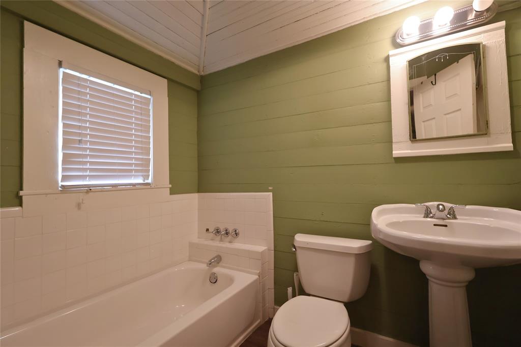 210 Hopkins Street Alba, TX 75410 - Photo 21 of 36 Bathroom featuring a garden tub and toilet