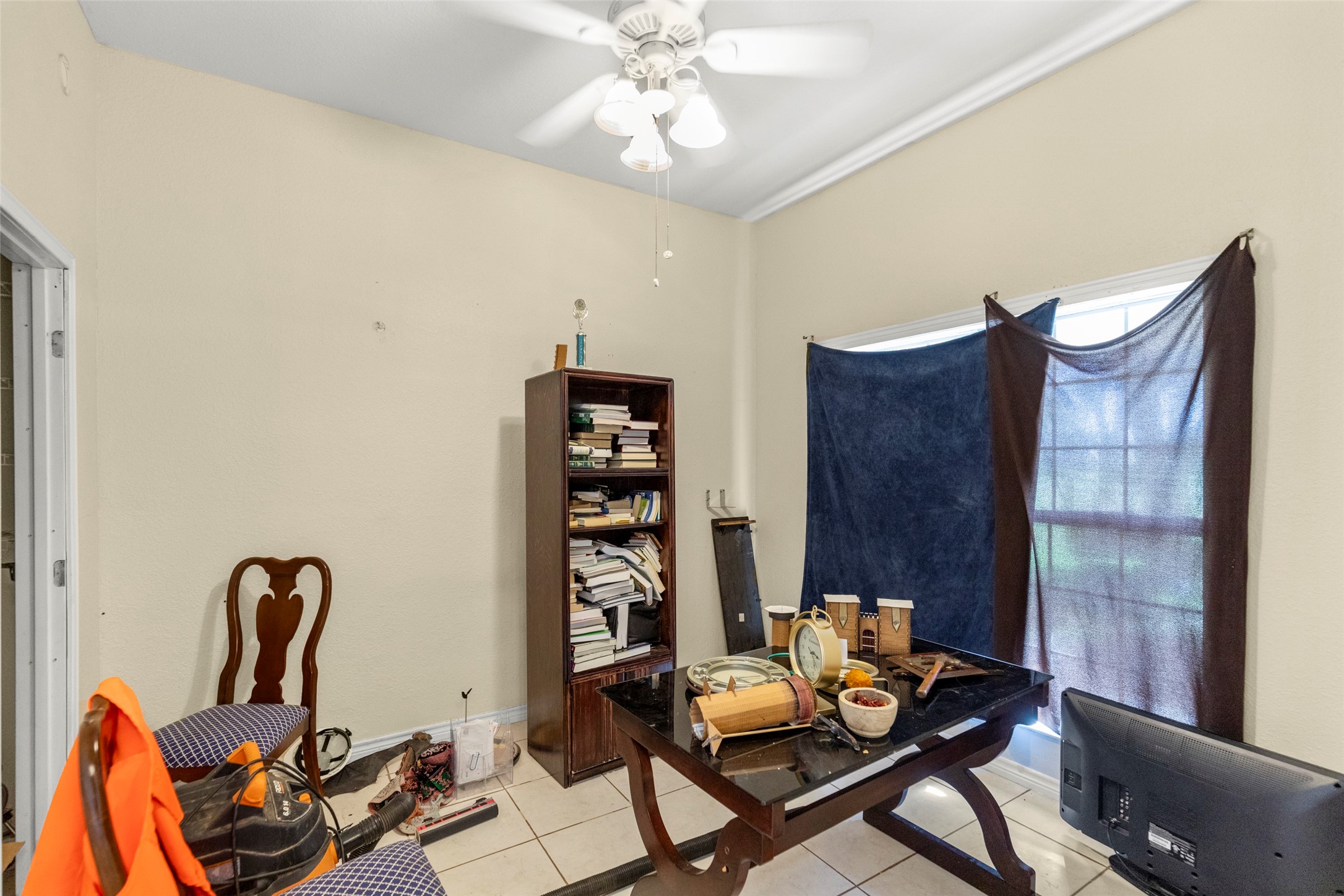 16004 Penick Road Waller, TX 77484 - Photo 12 of 50 a living room with furniture