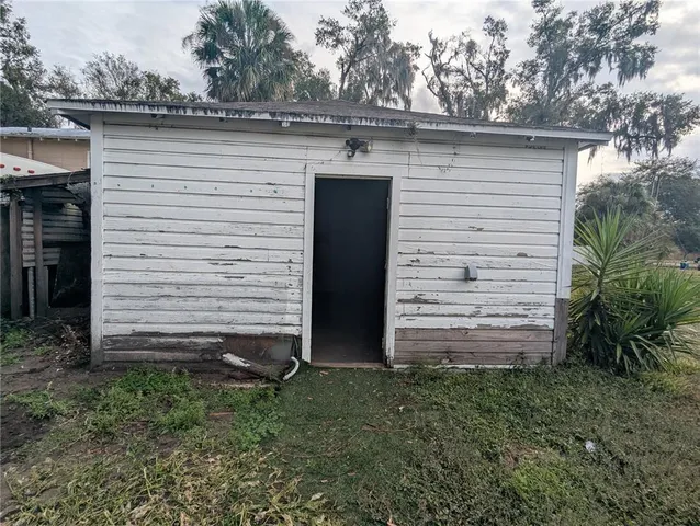 a view of a backyard