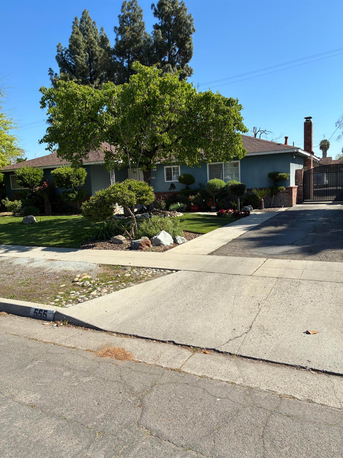 555 South Raisina Street Fresno, CA 93721 - Photo 1 of 1 a front view of a house with a yard
