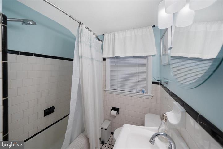 1660 Aberdeen Road Towson, MD 21286 - Photo 20 of 28 a bathroom with a shower and a toilet