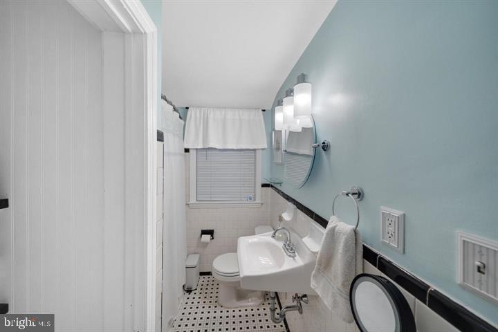 1660 Aberdeen Road Towson, MD 21286 - Photo 21 of 28 a bathroom with a sink toilet and a mirror