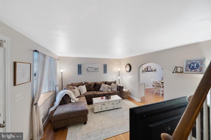 1660 Aberdeen Road Towson, MD 21286 - Photo 3 of 28 a living room with furniture