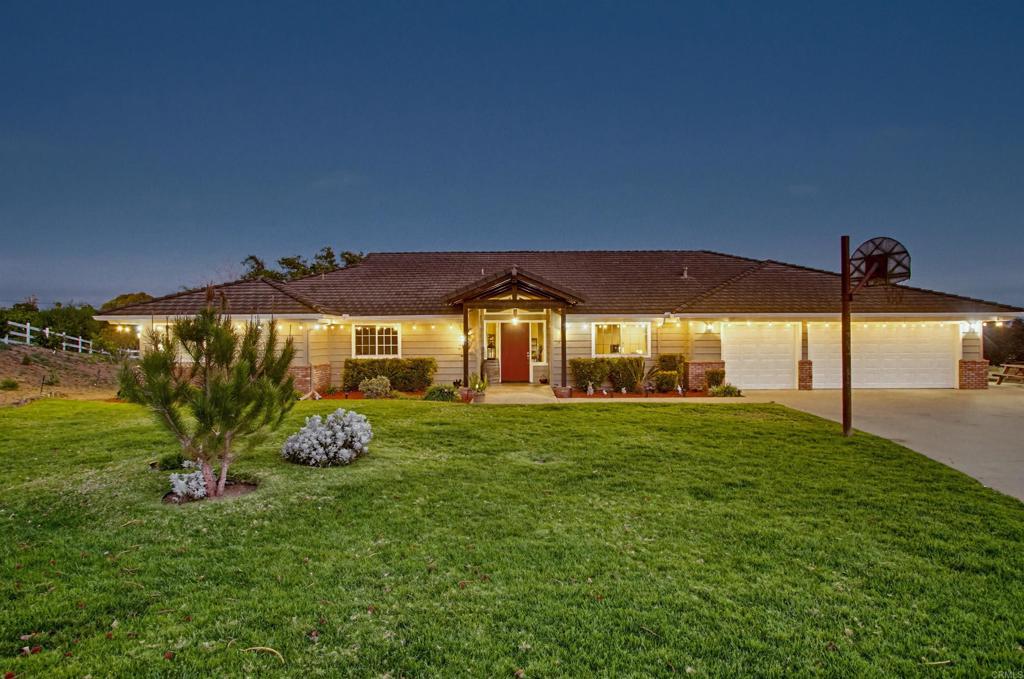 2092 Tudor Lane Fallbrook, CA 92028 - Photo 2 of 52 a view of a back yard