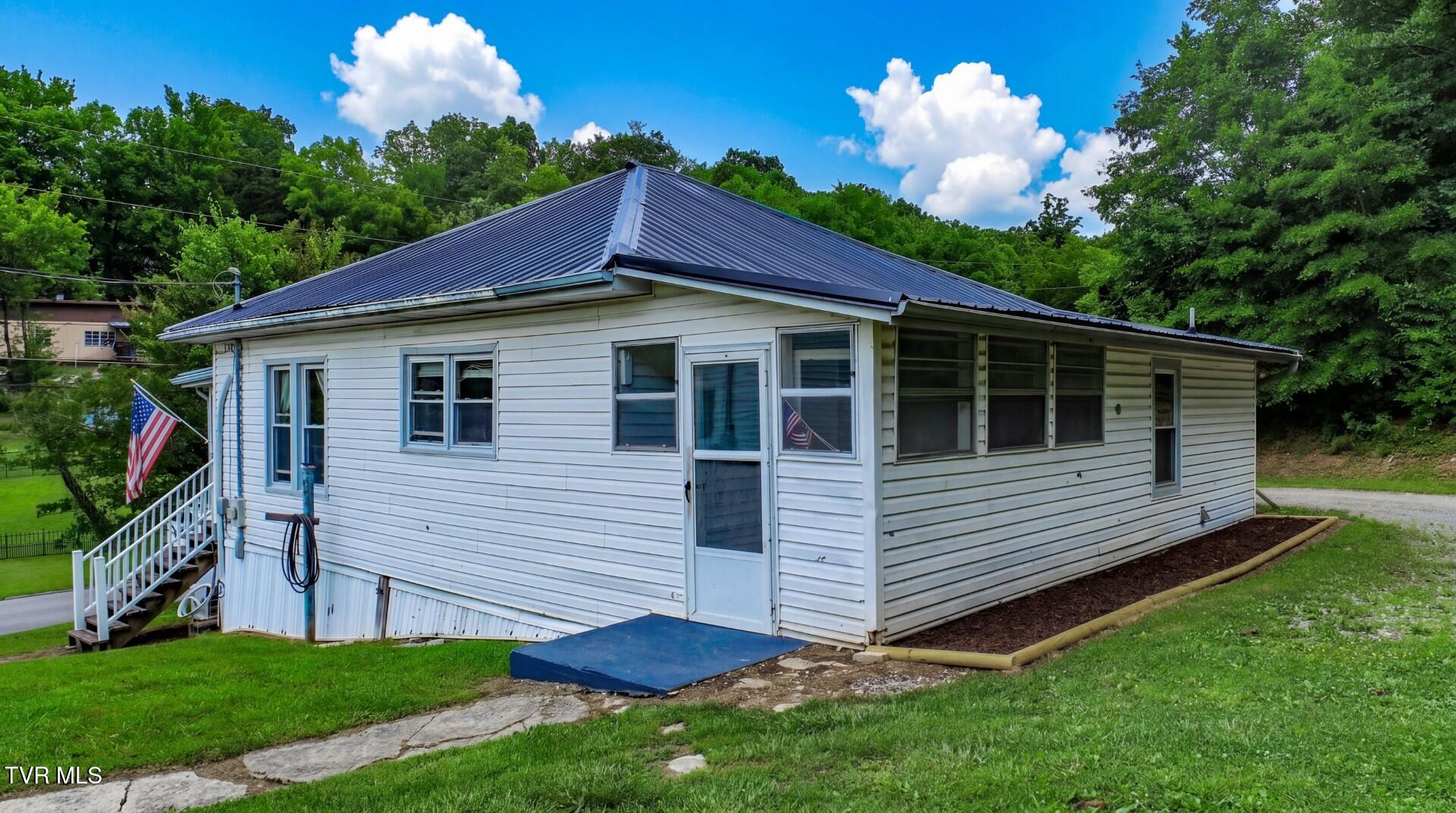 421 Duncan Street Newport, TN 37821 - Photo 4 of 56 4