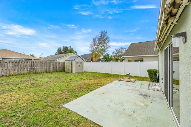 a view of a backyard