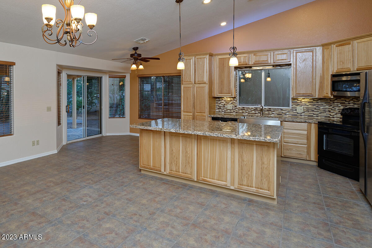 2725 West Irvine Road Phoenix, AZ 85086 - Photo 11 of 33 Kitchen/Dining