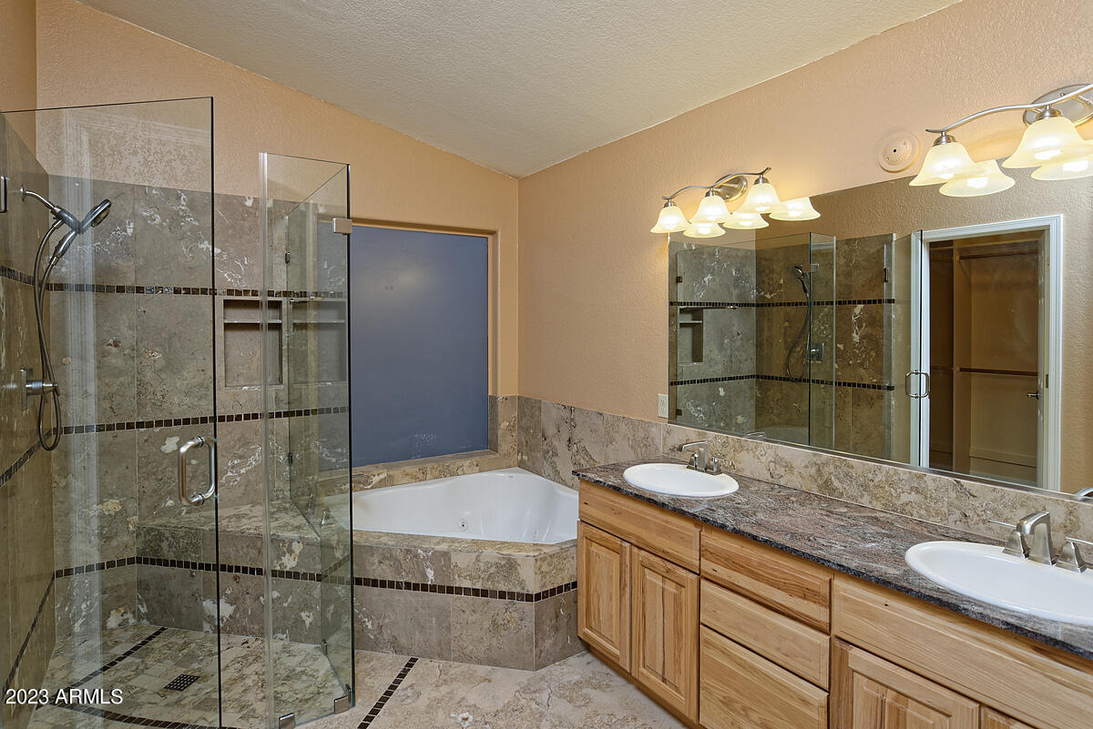 2725 West Irvine Road Phoenix, AZ 85086 - Photo 15 of 33 Main bathroom