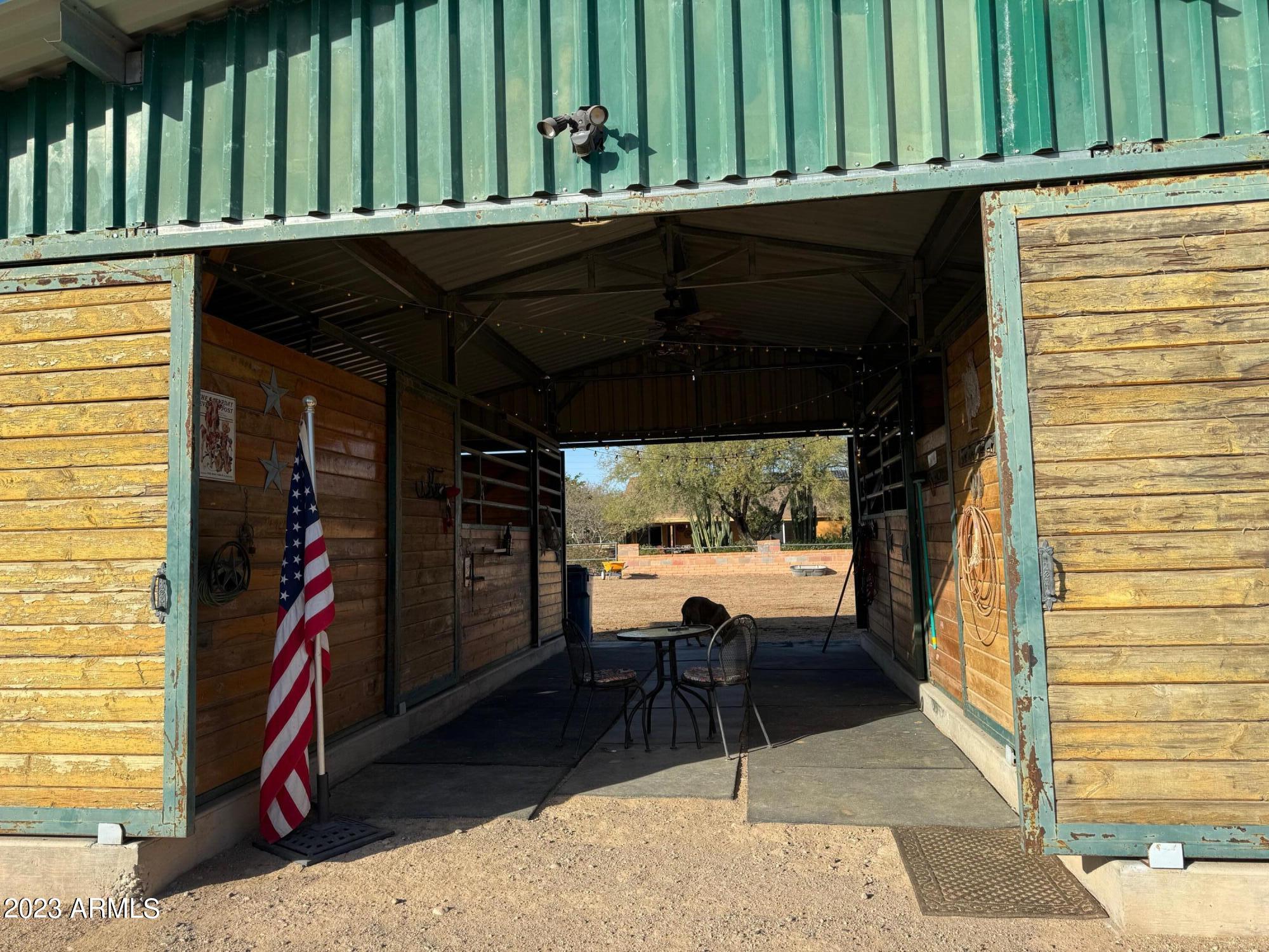 2725 West Irvine Road Phoenix, AZ 85086 - Photo 32 of 33 Barn isle
