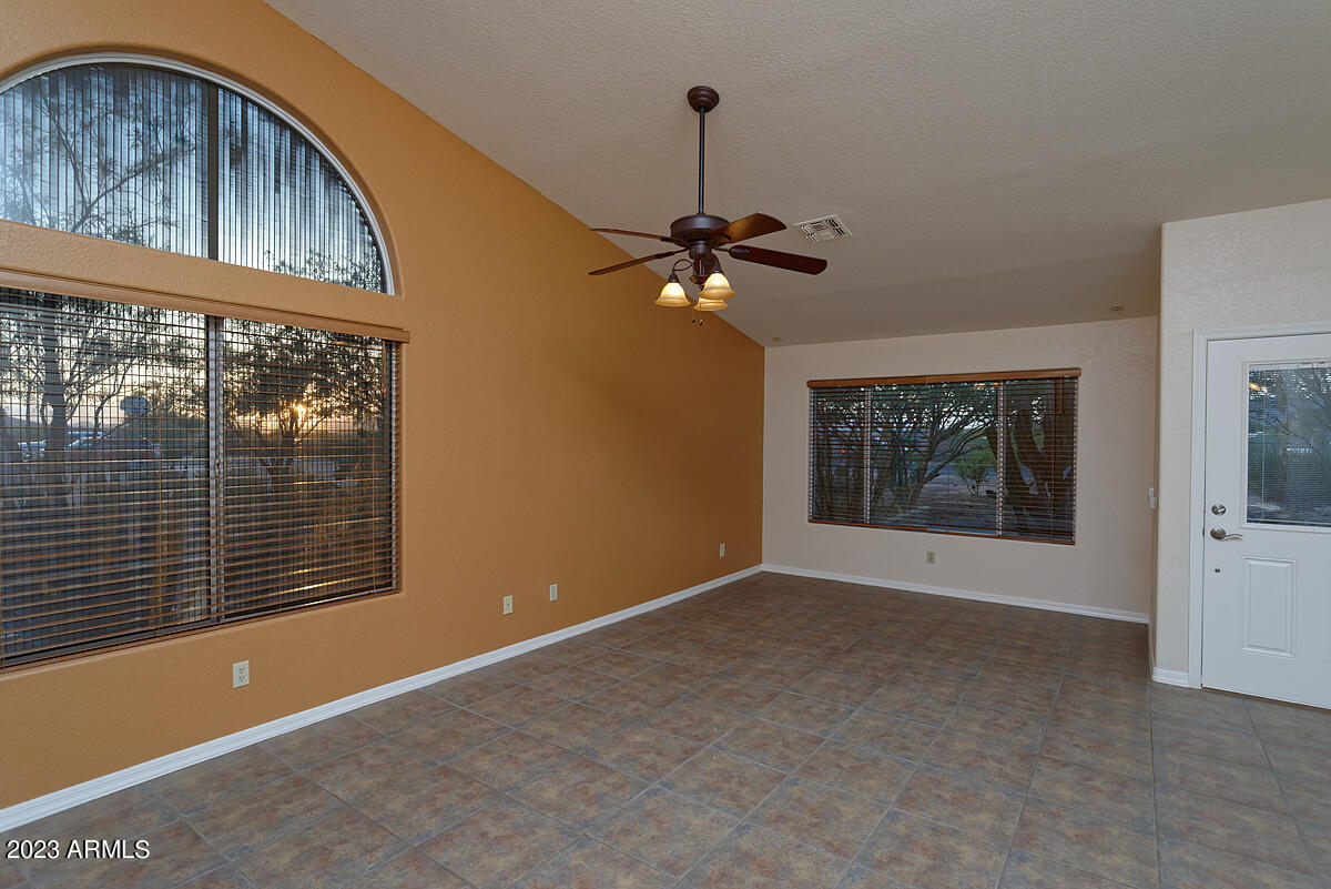 2725 West Irvine Road Phoenix, AZ 85086 - Photo 10 of 33 Living room